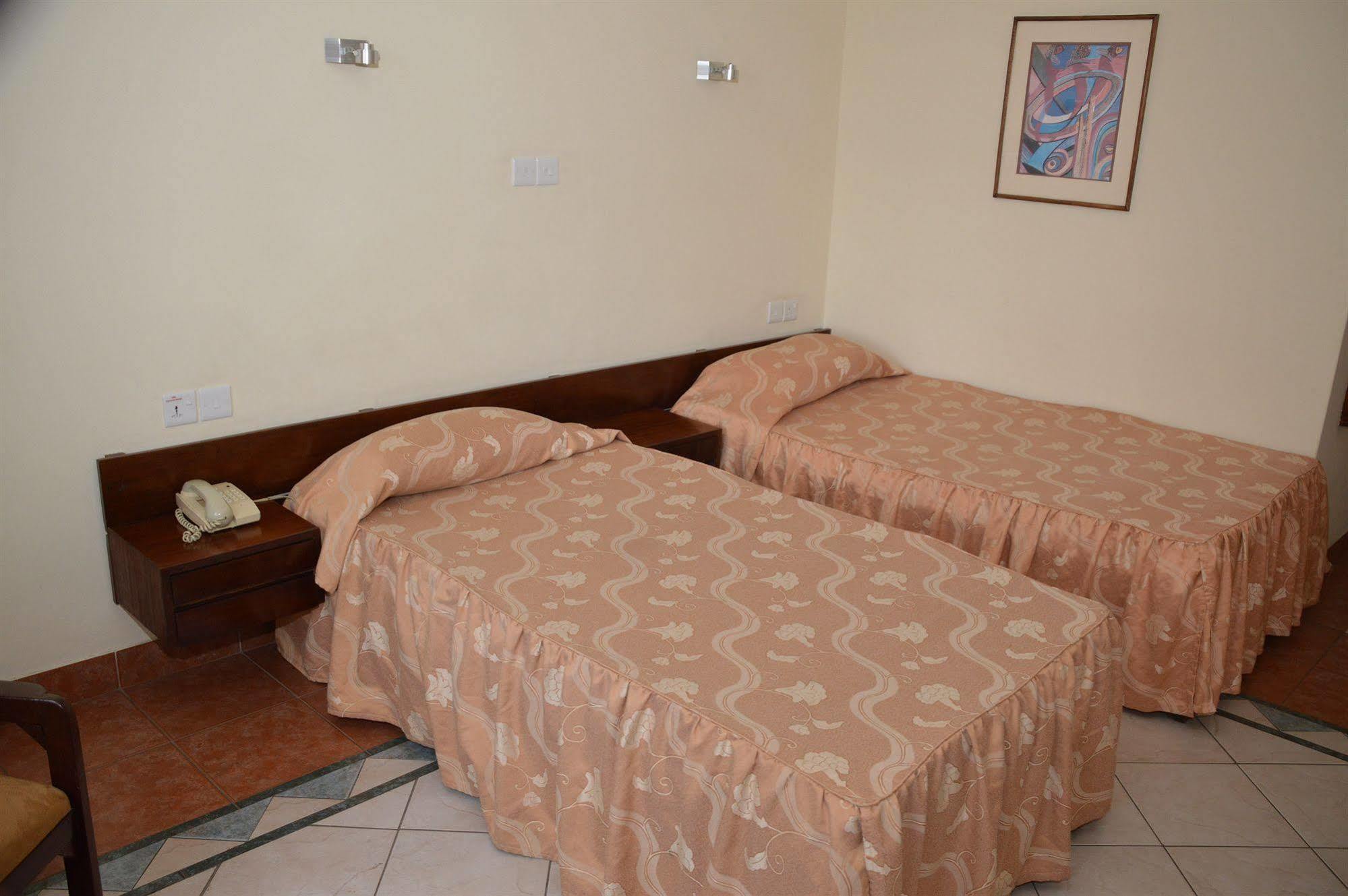 Sentrim 680 Hotel Nairobi Bagian luar foto
